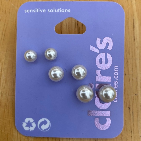 Girl’s Claire’s Pearl Earrings - Picture 1 of 1
